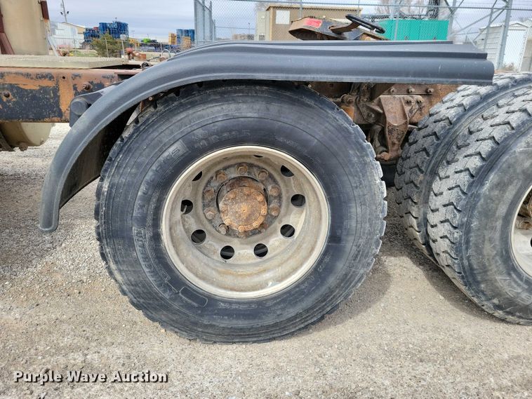 image for item NK9967 2000 Mack CH613 semi truck