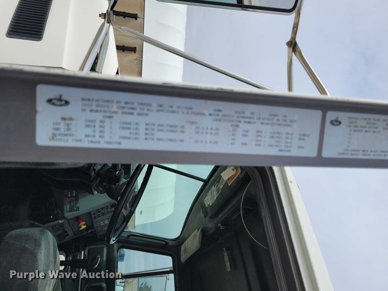 image for item NK9967 2000 Mack CH613 semi truck