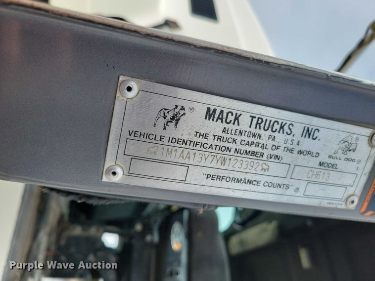 image for item NK9967 2000 Mack CH613 semi truck