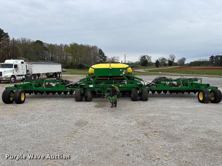 image for item DU0413 2005 John Deere 1890 air seeder