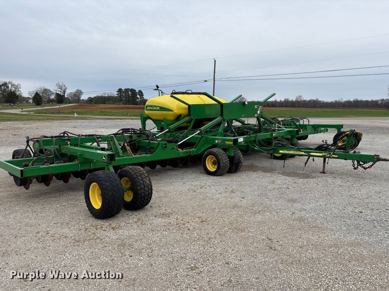 image for item DU0413 2005 John Deere 1890 air seeder