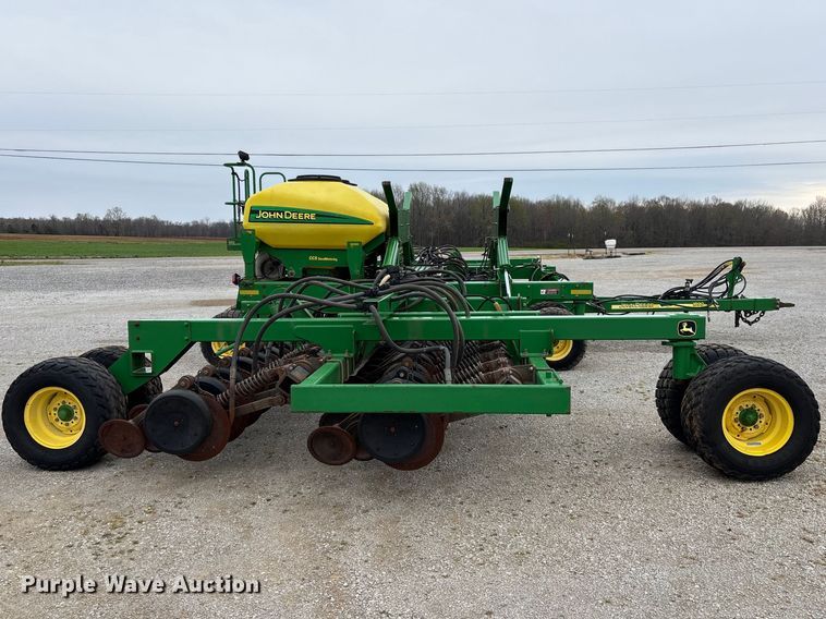 image for item DU0413 2005 John Deere 1890 air seeder