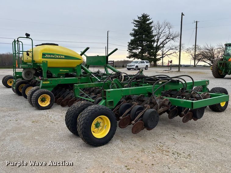 image for item DU0413 2005 John Deere 1890 air seeder