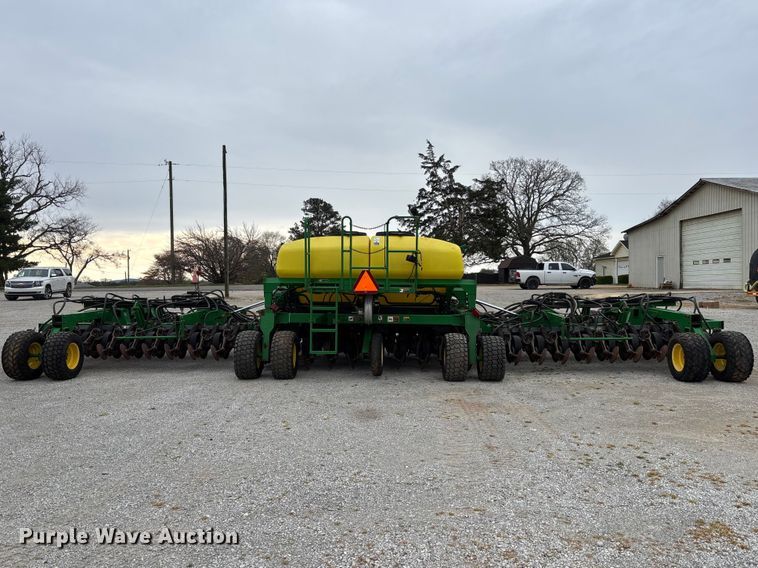 image for item DU0413 2005 John Deere 1890 air seeder