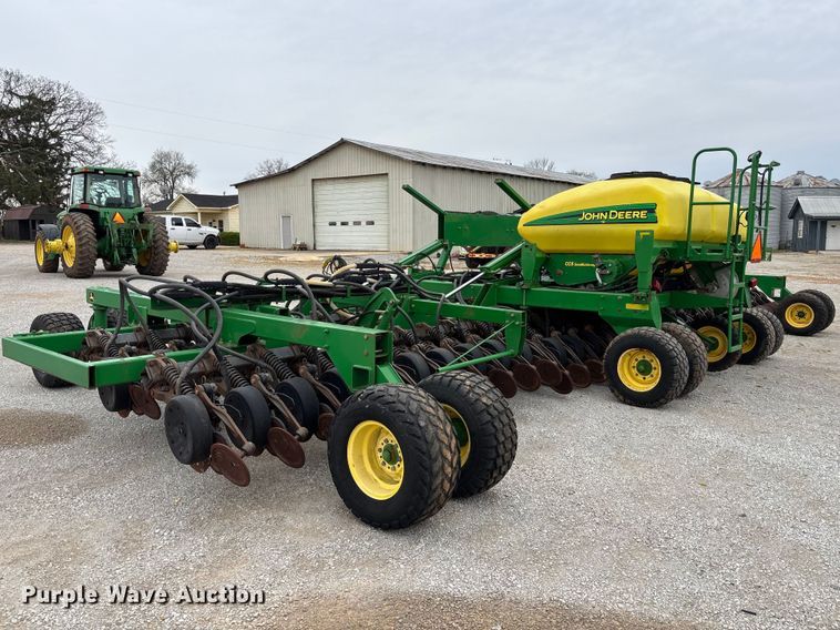 image for item DU0413 2005 John Deere 1890 air seeder