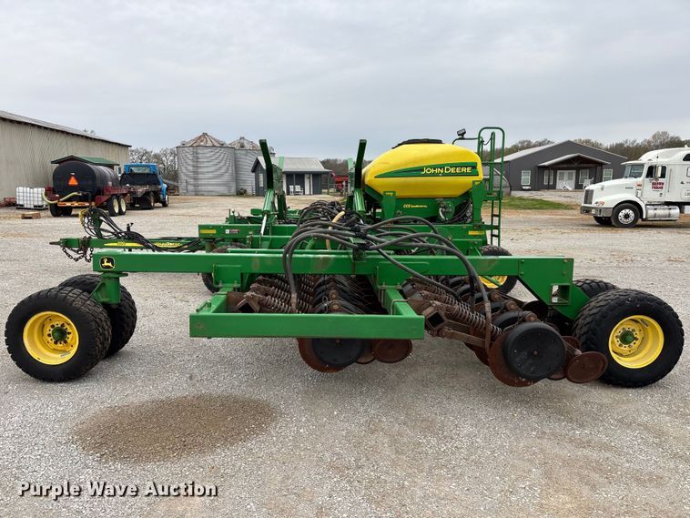 image for item DU0413 2005 John Deere 1890 air seeder