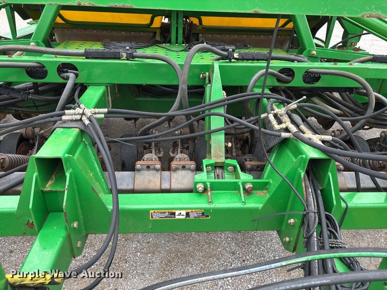 image for item DU0413 2005 John Deere 1890 air seeder