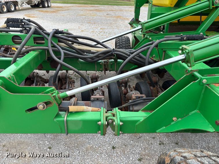 image for item DU0413 2005 John Deere 1890 air seeder