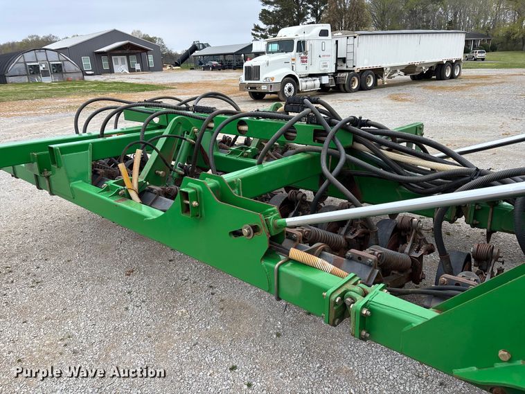 image for item DU0413 2005 John Deere 1890 air seeder