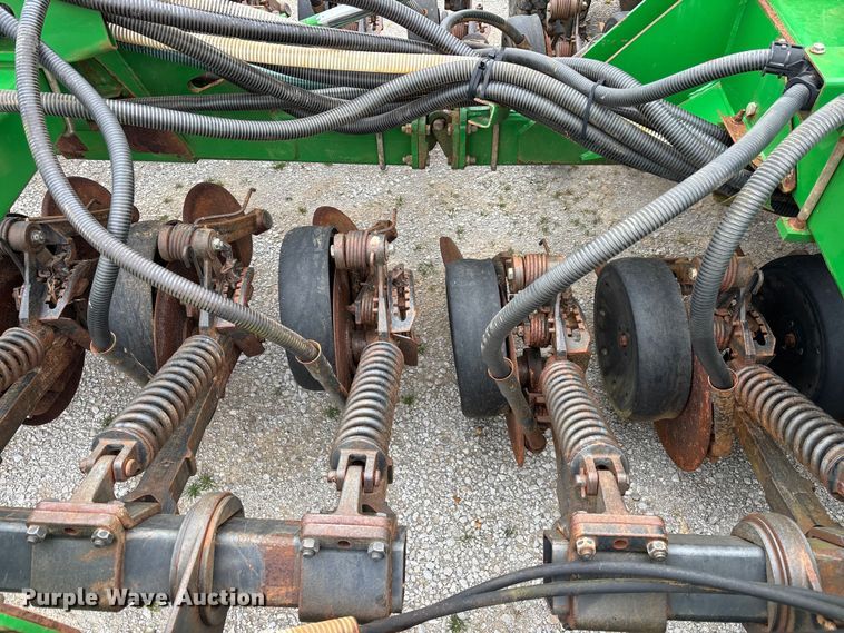 image for item DU0413 2005 John Deere 1890 air seeder