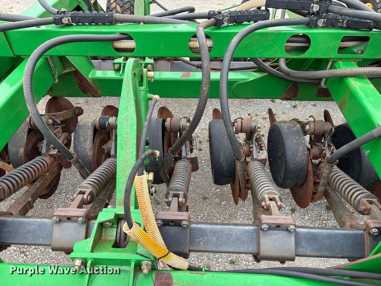 image for item DU0413 2005 John Deere 1890 air seeder