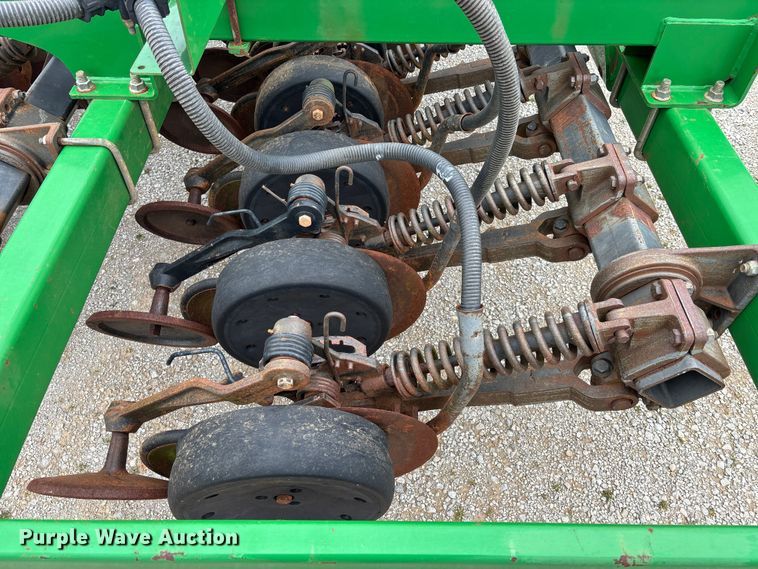 image for item DU0413 2005 John Deere 1890 air seeder