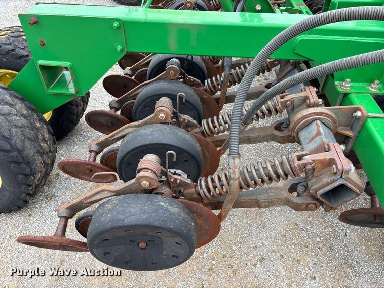 image for item DU0413 2005 John Deere 1890 air seeder