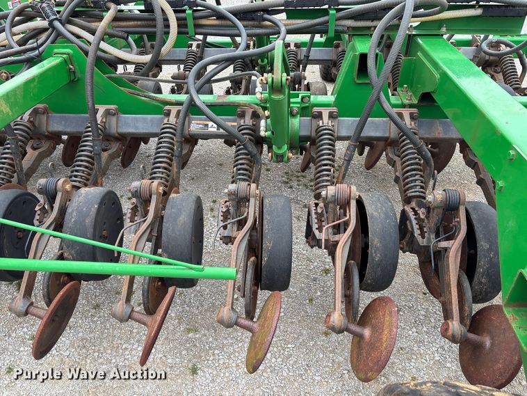 image for item DU0413 2005 John Deere 1890 air seeder