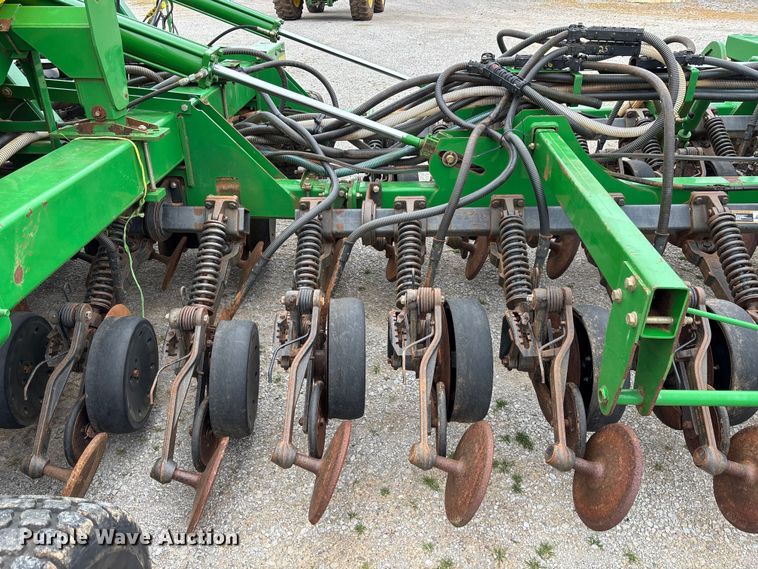 image for item DU0413 2005 John Deere 1890 air seeder
