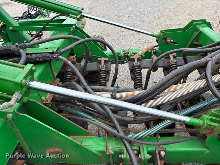 image for item DU0413 2005 John Deere 1890 air seeder