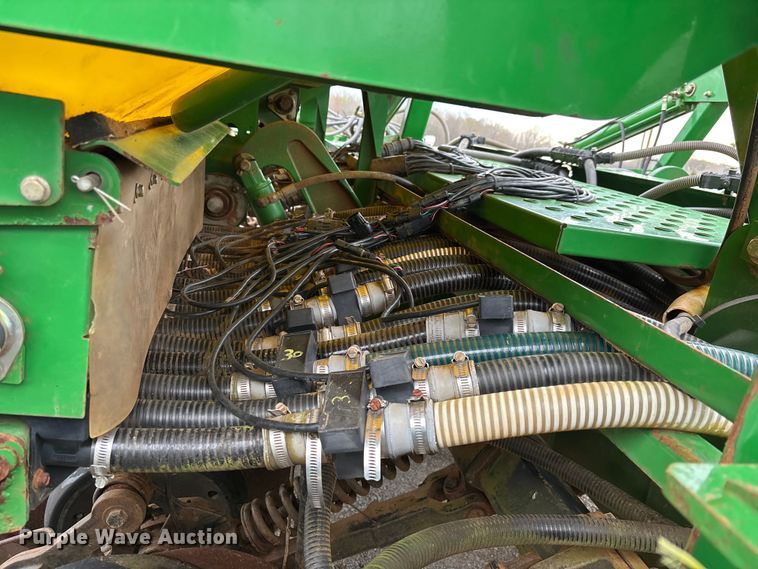 image for item DU0413 2005 John Deere 1890 air seeder