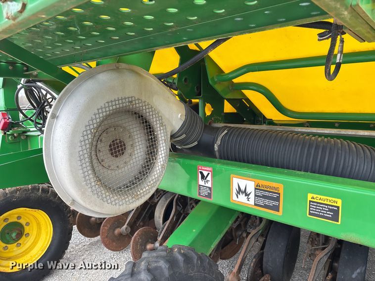 image for item DU0413 2005 John Deere 1890 air seeder