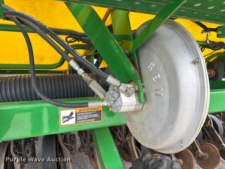 image for item DU0413 2005 John Deere 1890 air seeder