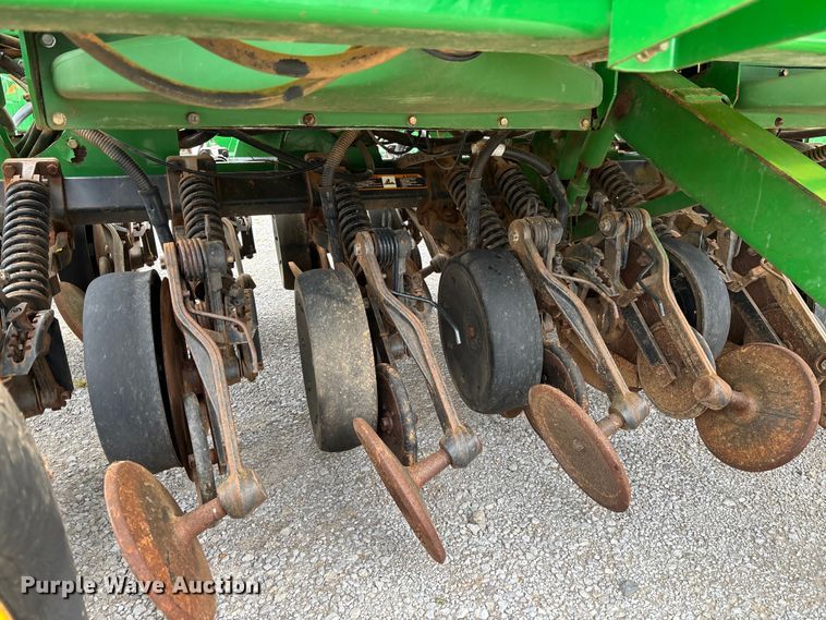 image for item DU0413 2005 John Deere 1890 air seeder