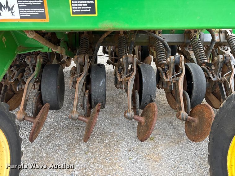 image for item DU0413 2005 John Deere 1890 air seeder
