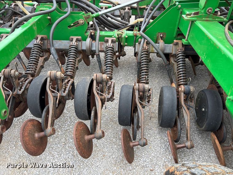 image for item DU0413 2005 John Deere 1890 air seeder