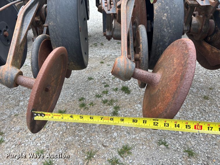 image for item DU0413 2005 John Deere 1890 air seeder