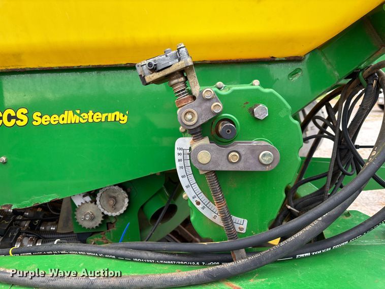 image for item DU0413 2005 John Deere 1890 air seeder