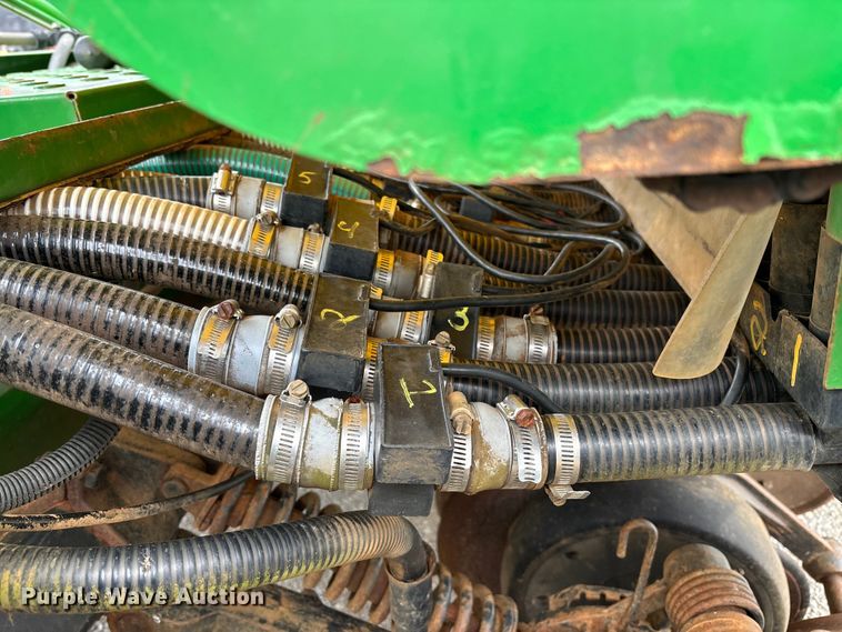 image for item DU0413 2005 John Deere 1890 air seeder