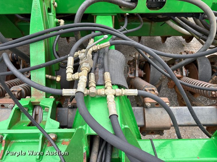 image for item DU0413 2005 John Deere 1890 air seeder