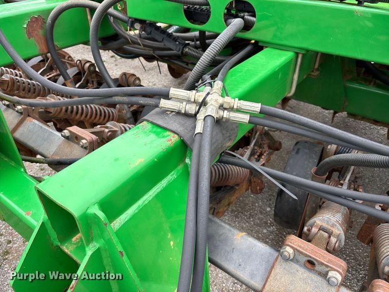 image for item DU0413 2005 John Deere 1890 air seeder