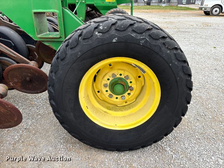 image for item DU0413 2005 John Deere 1890 air seeder
