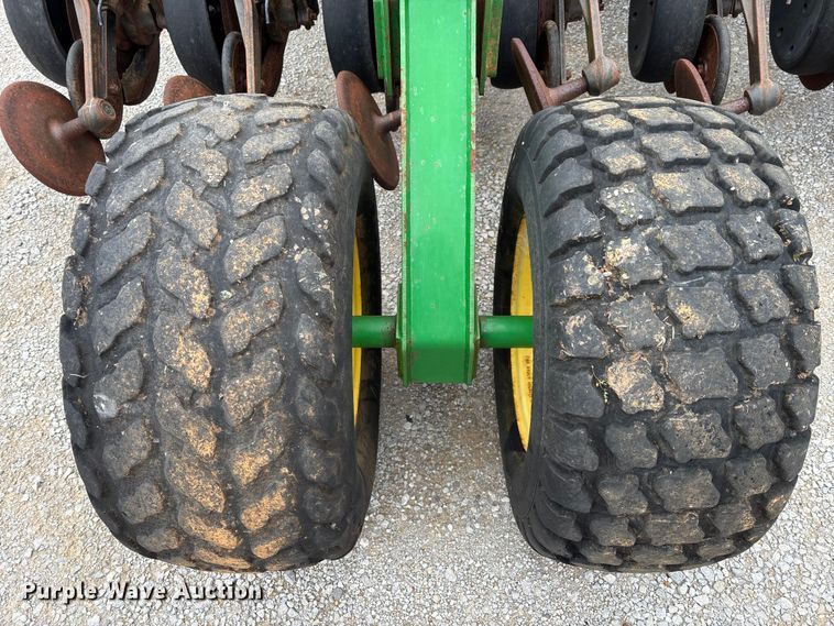 image for item DU0413 2005 John Deere 1890 air seeder
