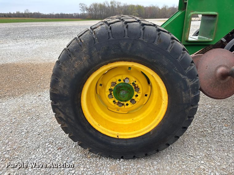image for item DU0413 2005 John Deere 1890 air seeder