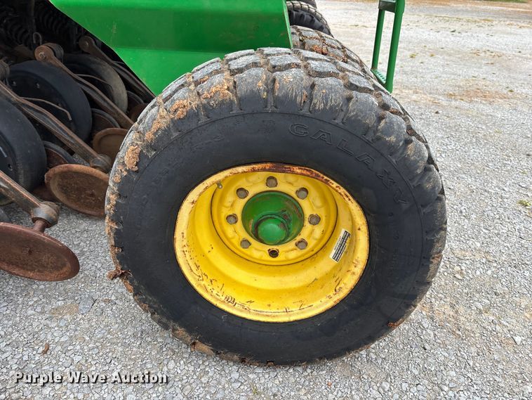 image for item DU0413 2005 John Deere 1890 air seeder