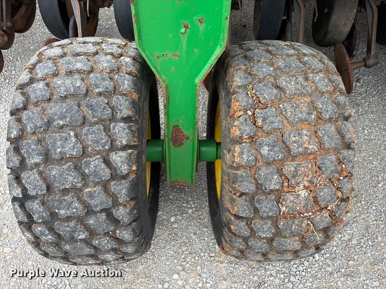 image for item DU0413 2005 John Deere 1890 air seeder