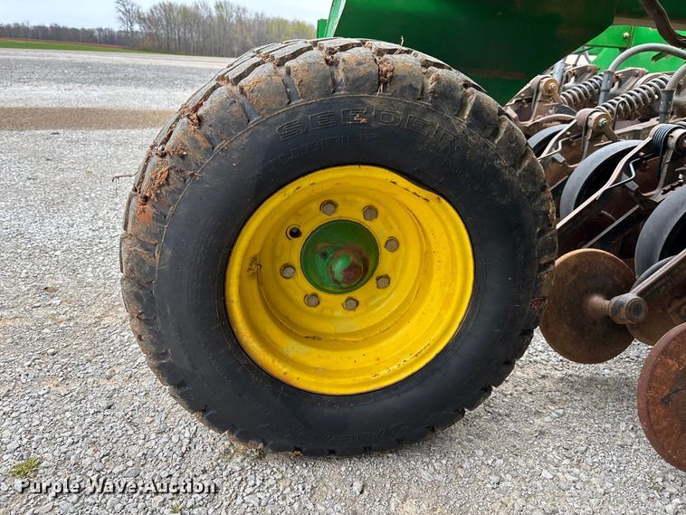 image for item DU0413 2005 John Deere 1890 air seeder