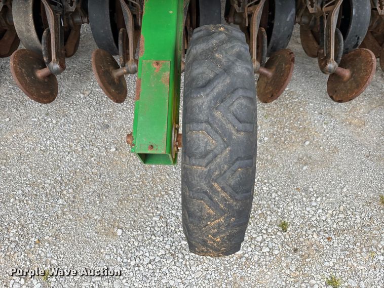 image for item DU0413 2005 John Deere 1890 air seeder