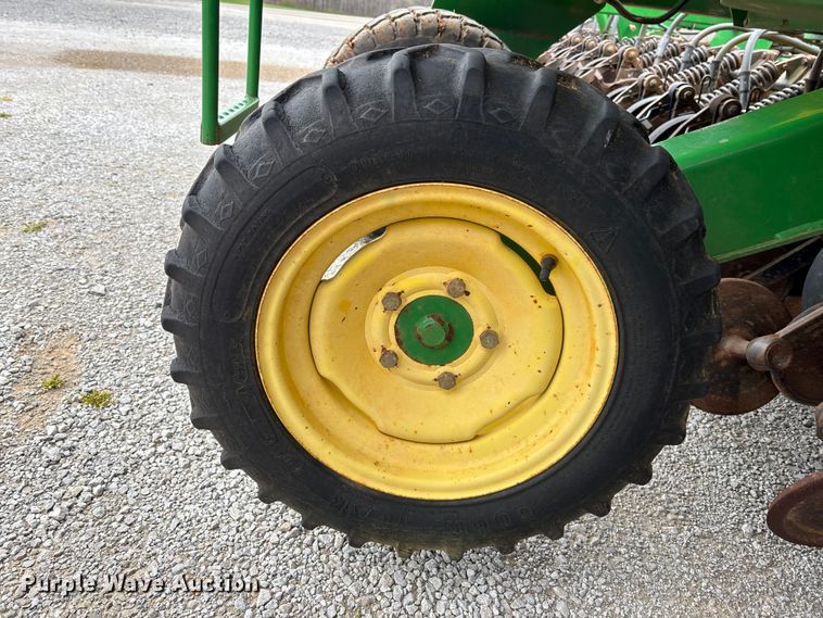 image for item DU0413 2005 John Deere 1890 air seeder