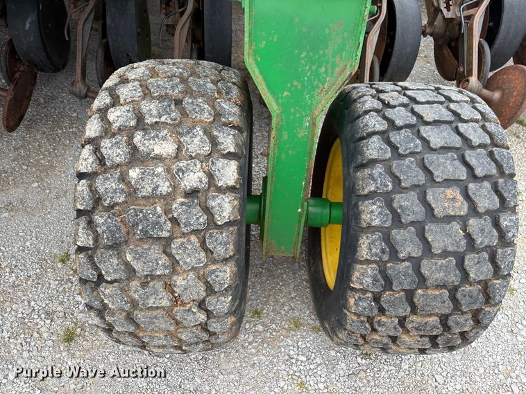 image for item DU0413 2005 John Deere 1890 air seeder