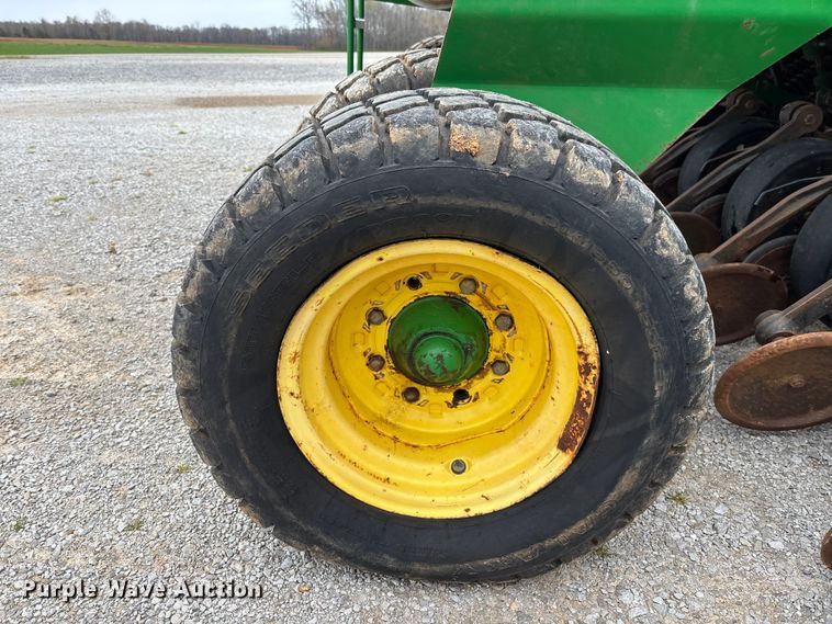 image for item DU0413 2005 John Deere 1890 air seeder