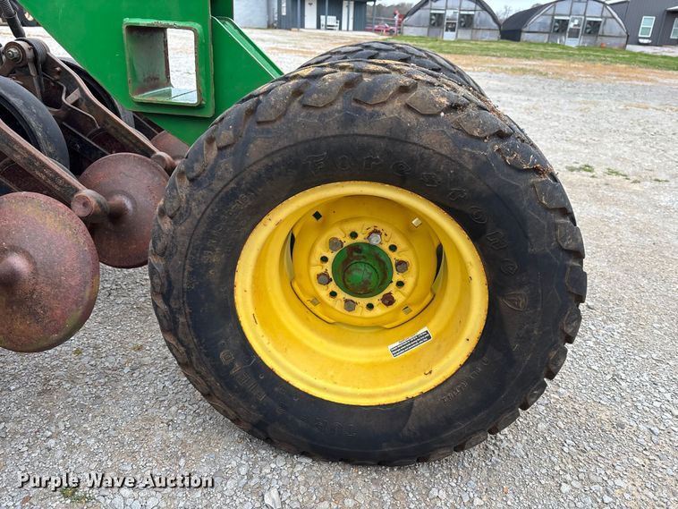 image for item DU0413 2005 John Deere 1890 air seeder
