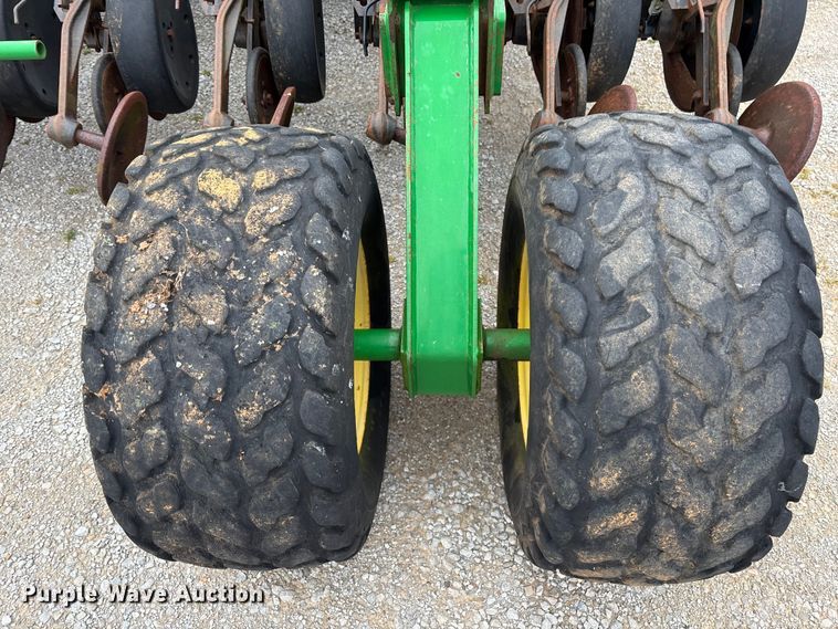 image for item DU0413 2005 John Deere 1890 air seeder