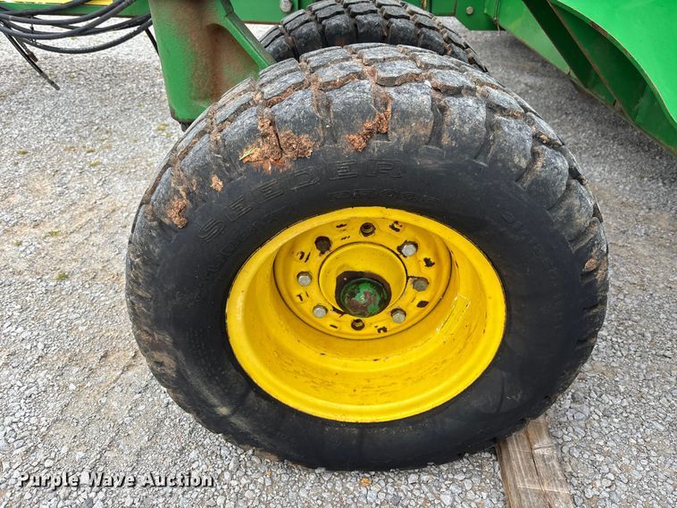 image for item DU0413 2005 John Deere 1890 air seeder