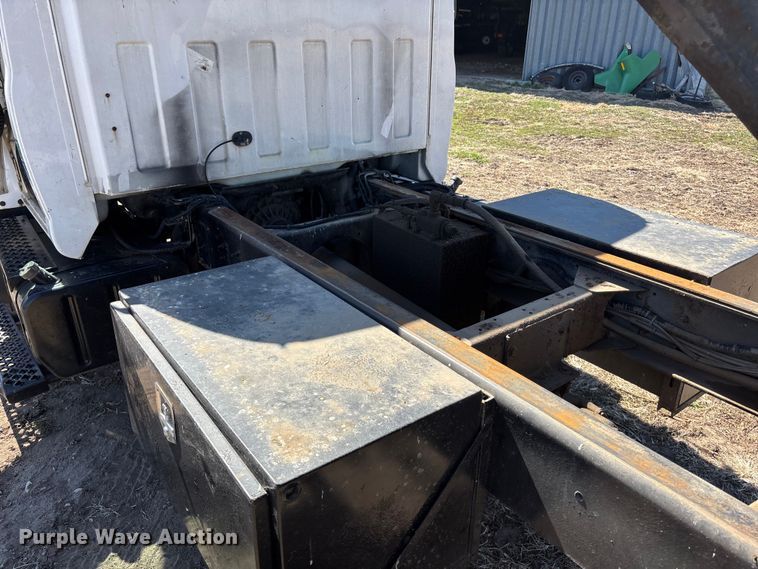 image for item EA4568 2004 Chevrolet C8500 grain truck