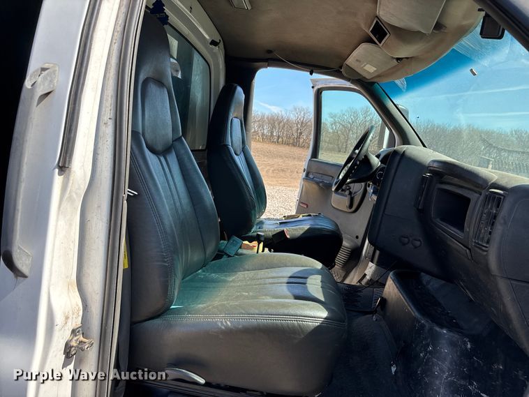 image for item EA4568 2004 Chevrolet C8500 grain truck