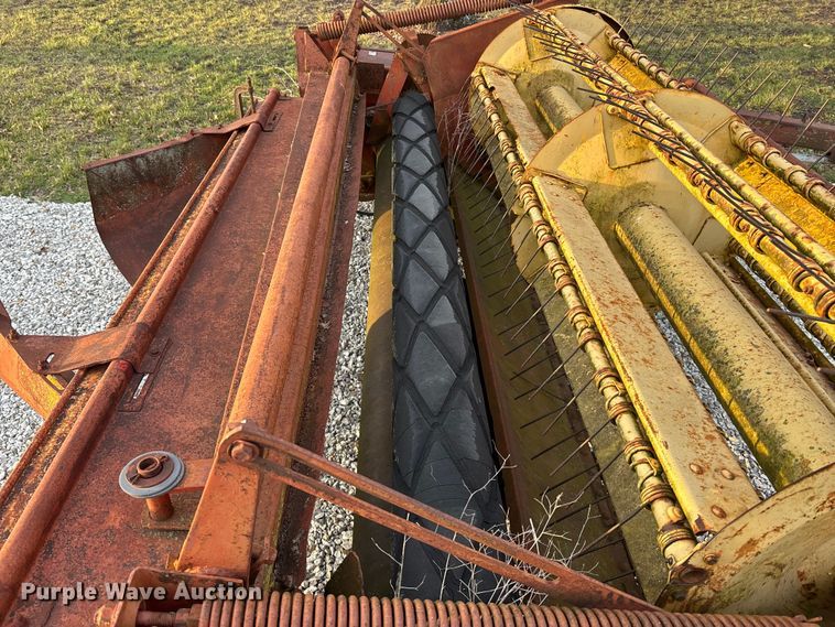 image for item EA4570 New Holland 460 swather / windrower