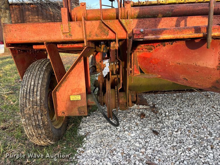 image for item EA4570 New Holland 460 swather / windrower