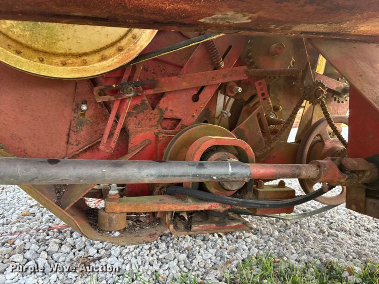 image for item EA4570 New Holland 460 swather / windrower