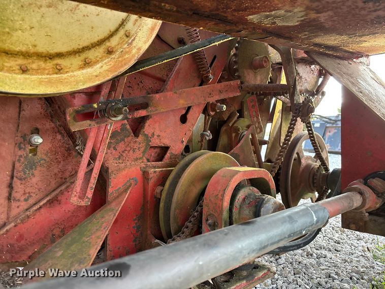 image for item EA4570 New Holland 460 swather / windrower